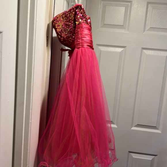 A beautiful BARBIE PINK STRAPLESS DRESS - Picture 4 of 7